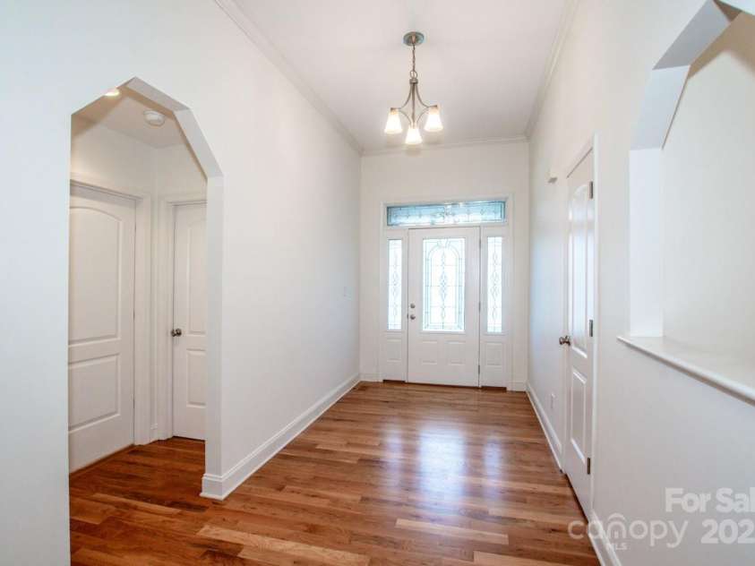 924 41st Avenue Drive, Hickory, NC 28601.  MLS# CAR4304587, YatesRealty ID 35781. Foyer