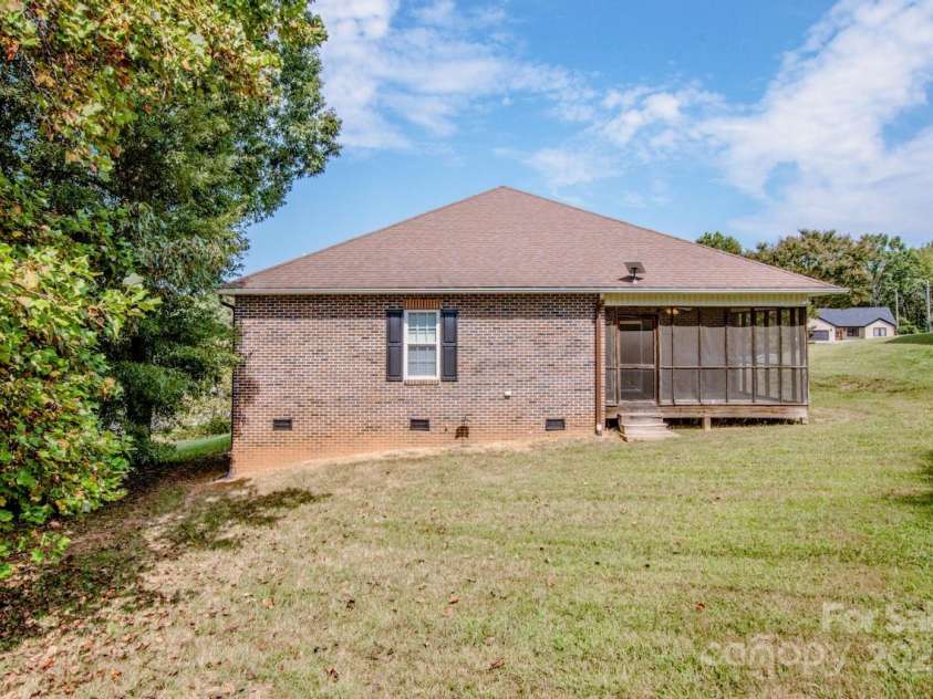 924 41st Avenue Drive, Hickory, NC 28601.  MLS# CAR4304587, YatesRealty ID 35781. Large backyard