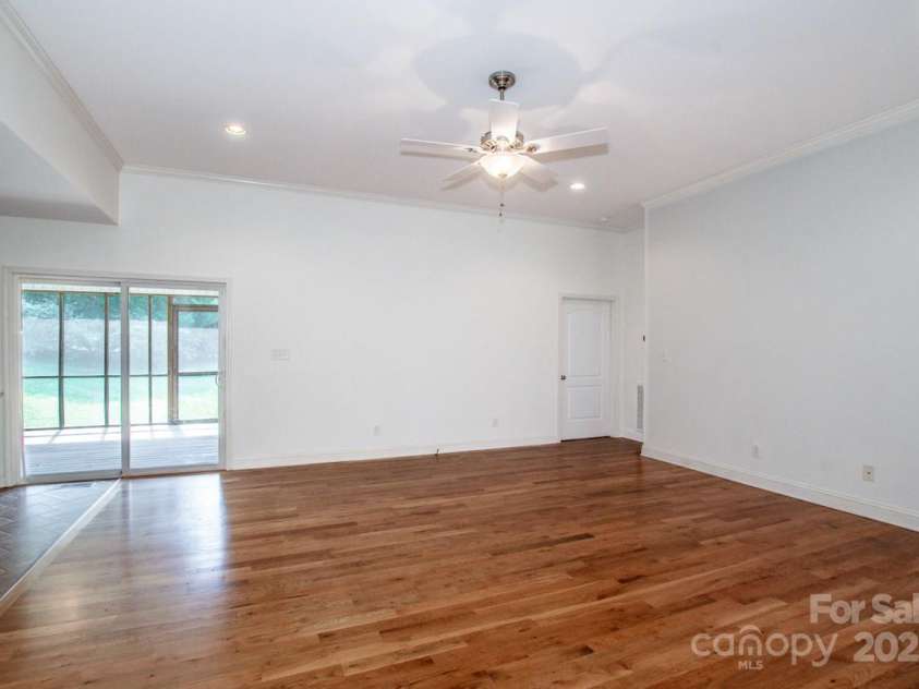 924 41st Avenue Drive, Hickory, NC 28601.  MLS# CAR4304587, YatesRealty ID 35781. Living room