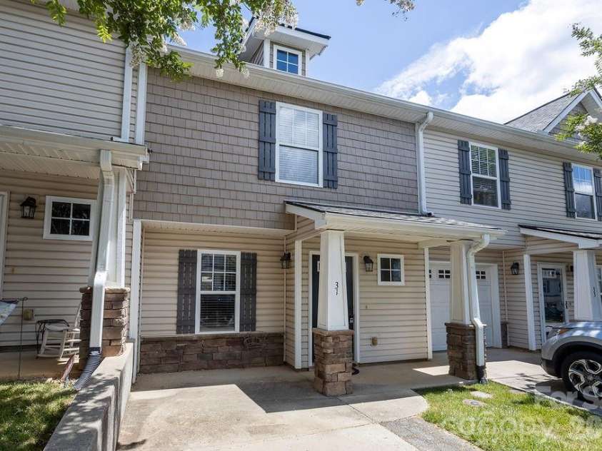 31 Amersham Lane, Fletcher, NC 28732.  MLS# CAR4399944, YatesRealty ID 35782. 