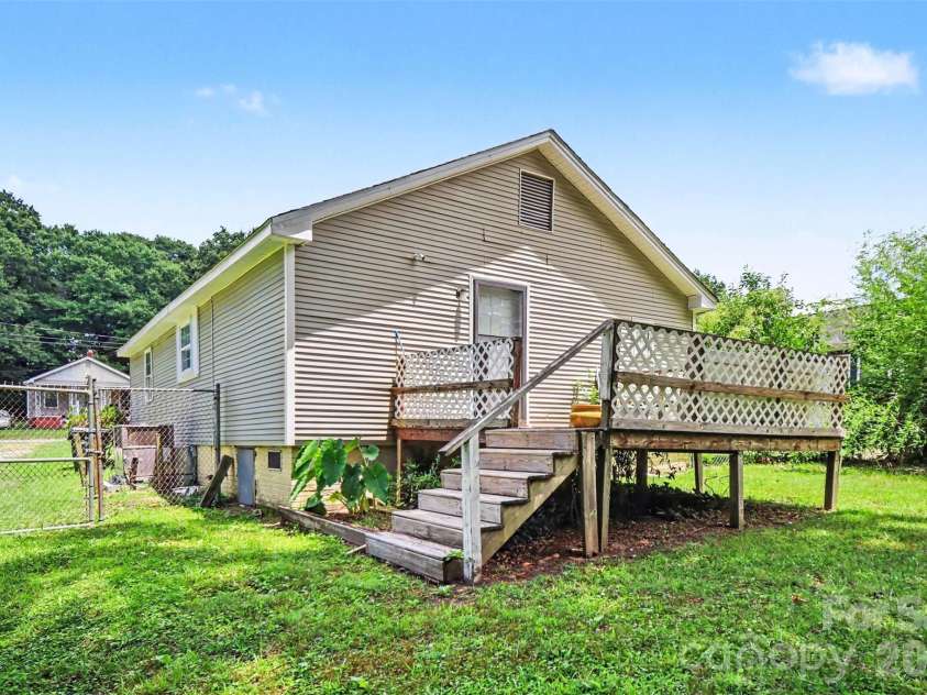 125 Proctor Street, Gastonia, NC 28052.  MLS# CAR4397534, YatesRealty ID 35783. 