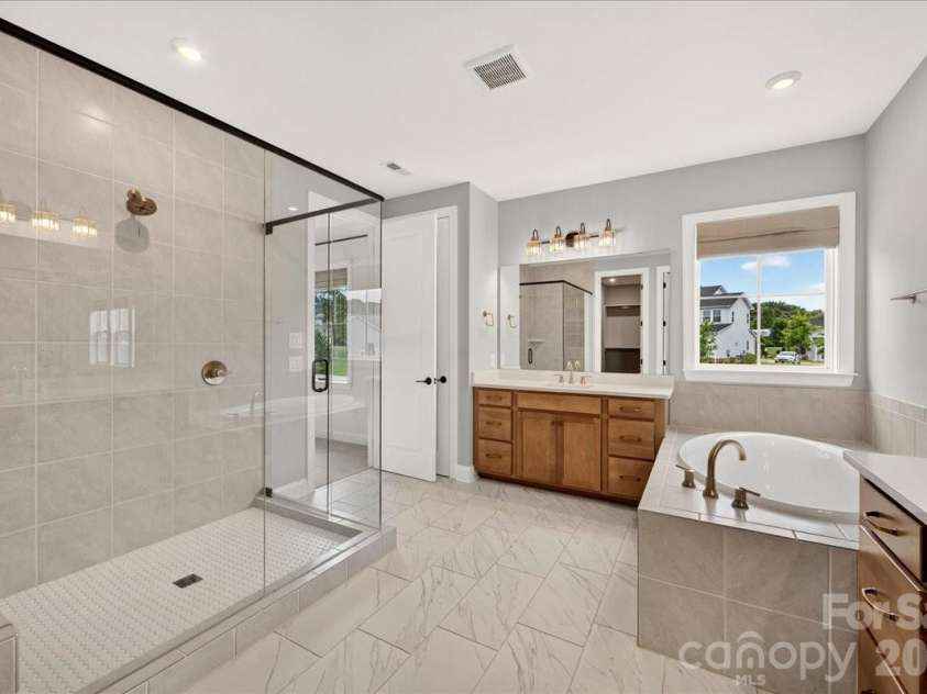 222 Lanyard Lane, Belmont, NC 28012.  MLS# CAR4400918, YatesRealty ID 35784. Primary En-Suite Bathroom