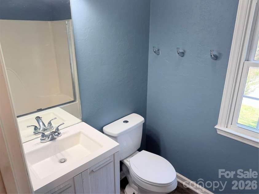 7605 Keating Drive, Oak Ridge, NC 27310.  MLS# CAR4402309, YatesRealty ID 35792. Upstairs Bathroom