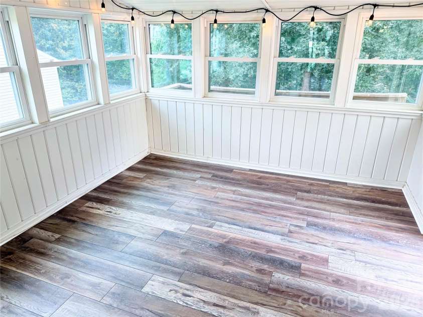 7605 Keating Drive, Oak Ridge, NC 27310.  MLS# CAR4418989, YatesRealty ID 35792. Sunroom