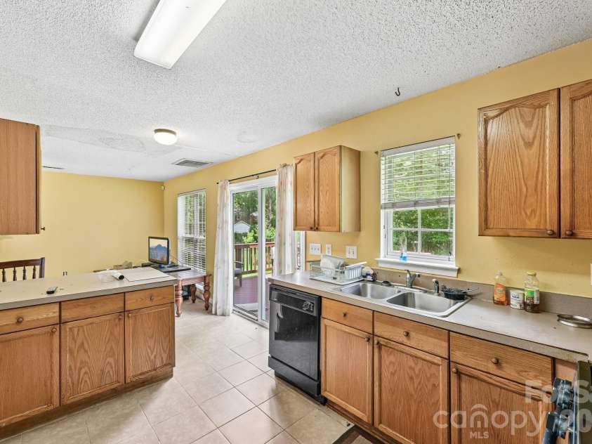 7329 Starvalley Drive, Charlotte, NC 28210.  MLS# CAR4402424, YatesRealty ID 35795. 