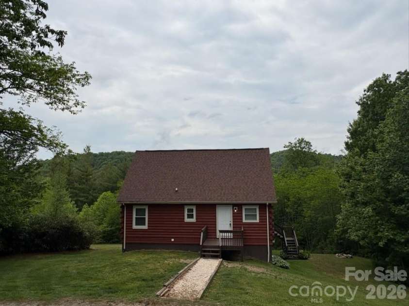 9064 Wildflower Lane, Newland, NC 28657.  MLS# CAR4386055, YatesRealty ID 35809. 