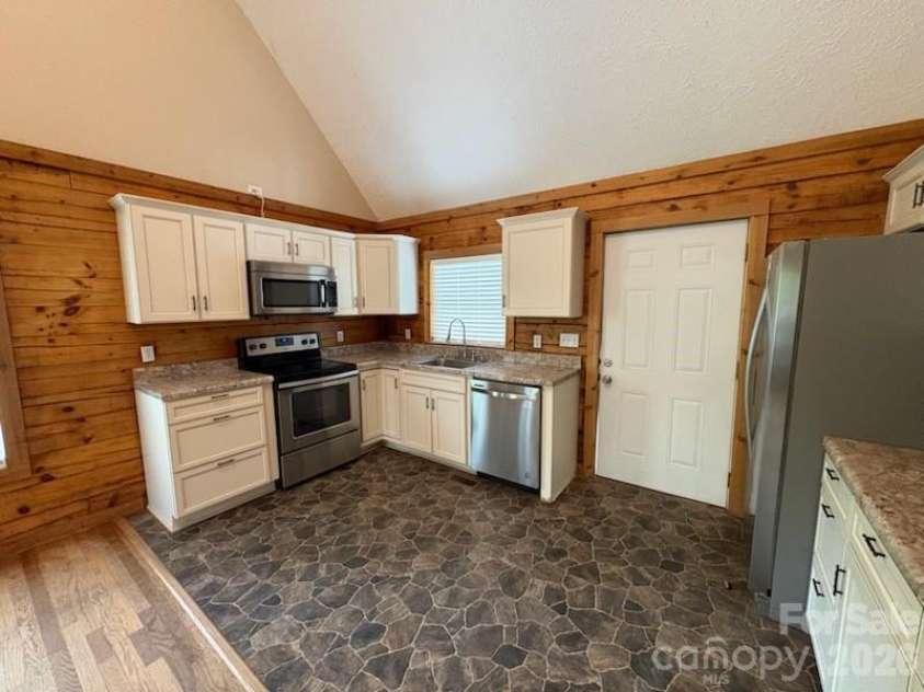 9064 Wildflower Lane, Newland, NC 28657.  MLS# CAR4386055, YatesRealty ID 35809. 