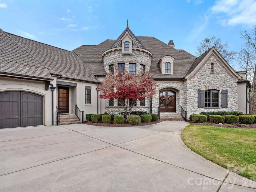 5727 Challisford Lane, Charlotte, NC 28226.  MLS# CAR4350197, YatesRealty ID 3581. 