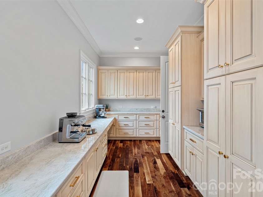 5727 Challisford Lane, Charlotte, NC 28226.  MLS# CAR4350197, YatesRealty ID 3581. 
