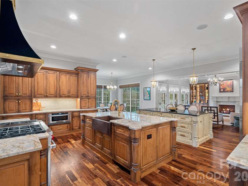 5727 Challisford Lane, Charlotte, NC 28226.  MLS# CAR4350197, YatesRealty ID 3581. 