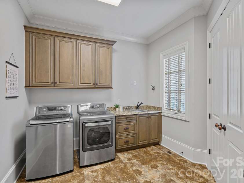 5727 Challisford Lane, Charlotte, NC 28226.  MLS# CAR4350197, YatesRealty ID 3581. 