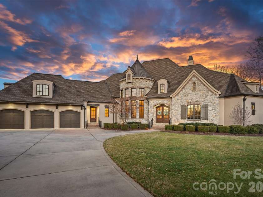 5727 Challisford Lane, Charlotte, NC 28226.  MLS# CAR4350197, YatesRealty ID 3581. 