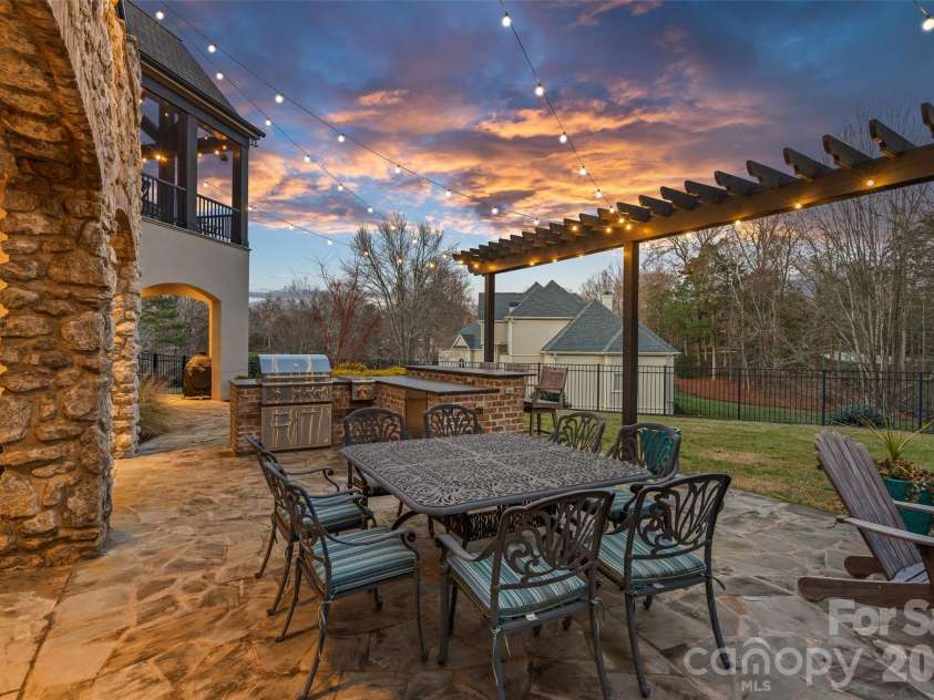 5727 Challisford Lane, Charlotte, NC 28226.  MLS# CAR4350197, YatesRealty ID 3581. 