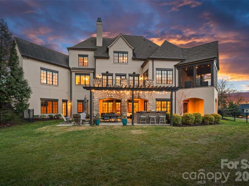 5727 Challisford Lane, Charlotte, NC 28226.  MLS# CAR4350197, YatesRealty ID 3581. 