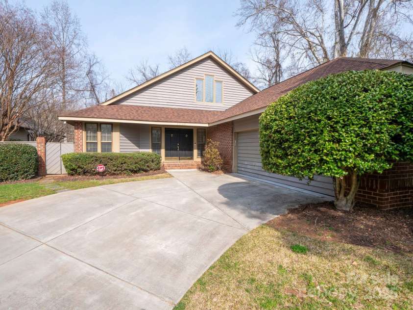 6200 Summertree Lane, Charlotte, NC 28226.  MLS# CAR4233267, YatesRealty ID 3581. 