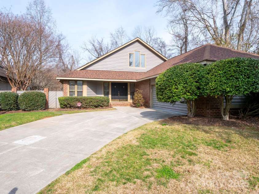 6200 Summertree Lane, Charlotte, NC 28226.  MLS# CAR4233267, YatesRealty ID 3581. 