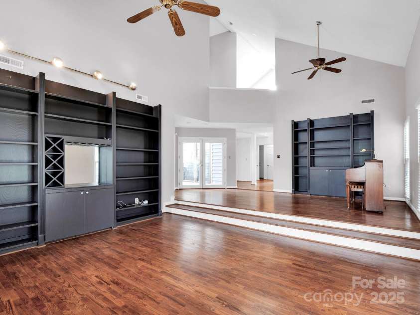 6200 Summertree Lane, Charlotte, NC 28226.  MLS# CAR4233267, YatesRealty ID 3581. 