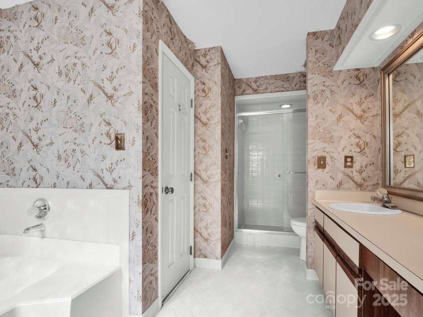 6200 Summertree Lane, Charlotte, NC 28226.  MLS# CAR4233267, YatesRealty ID 3581. 