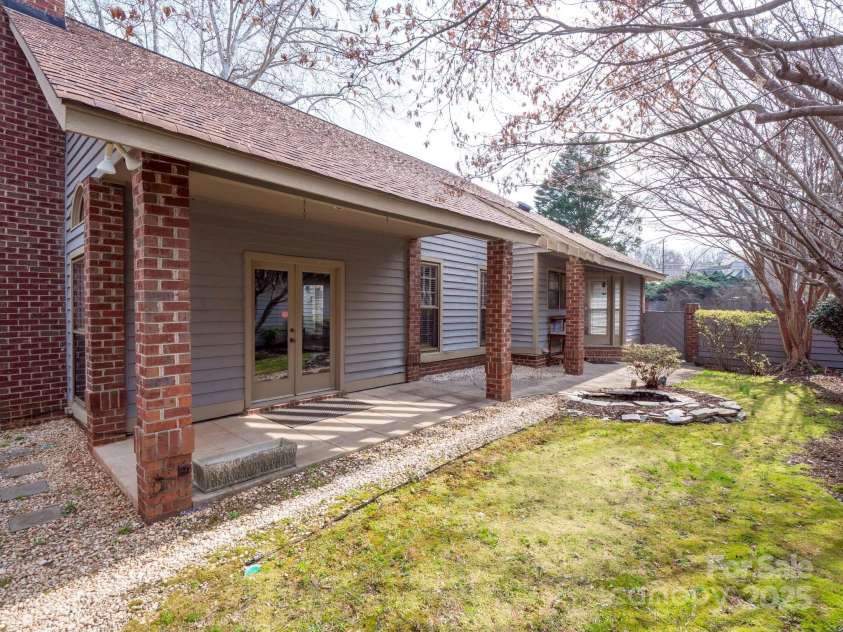 6200 Summertree Lane, Charlotte, NC 28226.  MLS# CAR4233267, YatesRealty ID 3581. 