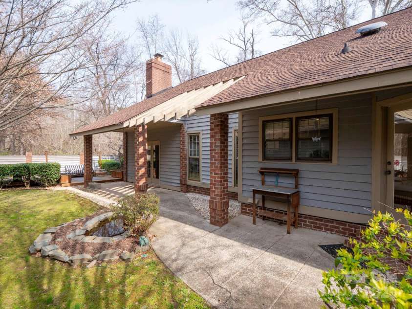 6200 Summertree Lane, Charlotte, NC 28226.  MLS# CAR4233267, YatesRealty ID 3581. 