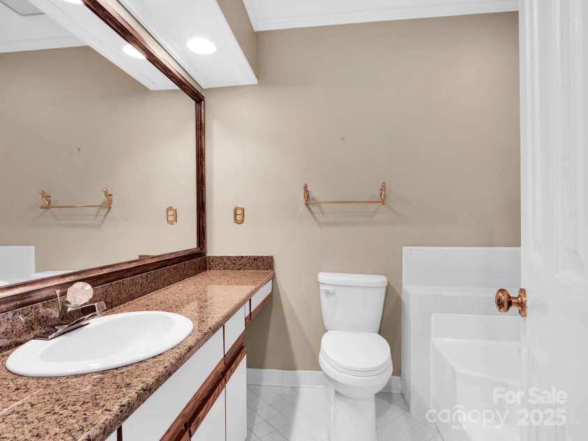 6200 Summertree Lane, Charlotte, NC 28226.  MLS# CAR4233267, YatesRealty ID 3581. 