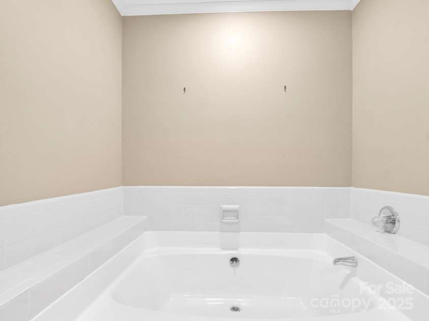 6200 Summertree Lane, Charlotte, NC 28226.  MLS# CAR4233267, YatesRealty ID 3581. 