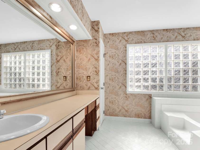 6200 Summertree Lane, Charlotte, NC 28226.  MLS# CAR4233267, YatesRealty ID 3581. 