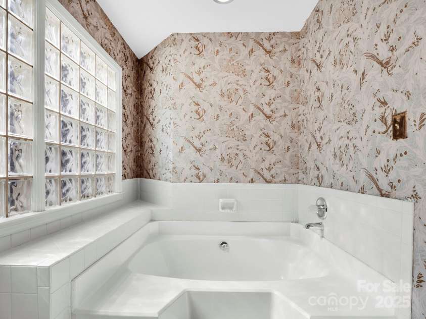 6200 Summertree Lane, Charlotte, NC 28226.  MLS# CAR4233267, YatesRealty ID 3581. 