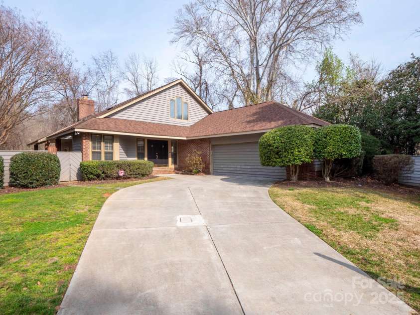 6200 Summertree Lane, Charlotte, NC 28226.  MLS# CAR4233267, YatesRealty ID 3581. 