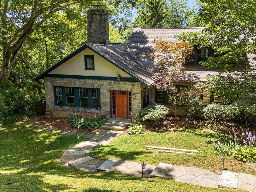 25 B Saint Dunstans Circle, Asheville, NC 28803.  MLS# CAR4402252, YatesRealty ID 35815. 