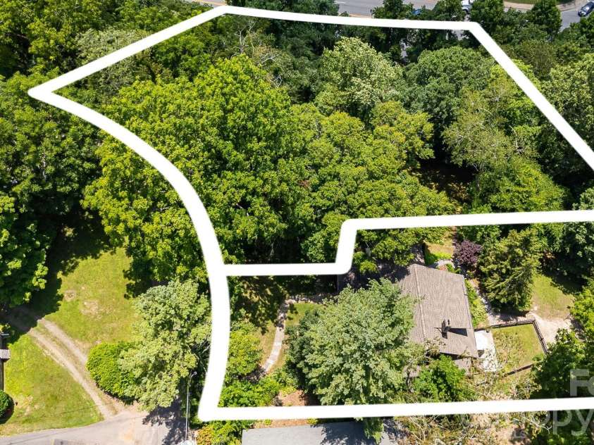 25 B Saint Dunstans Circle, Asheville, NC 28803.  MLS# CAR4402252, YatesRealty ID 35815. 
