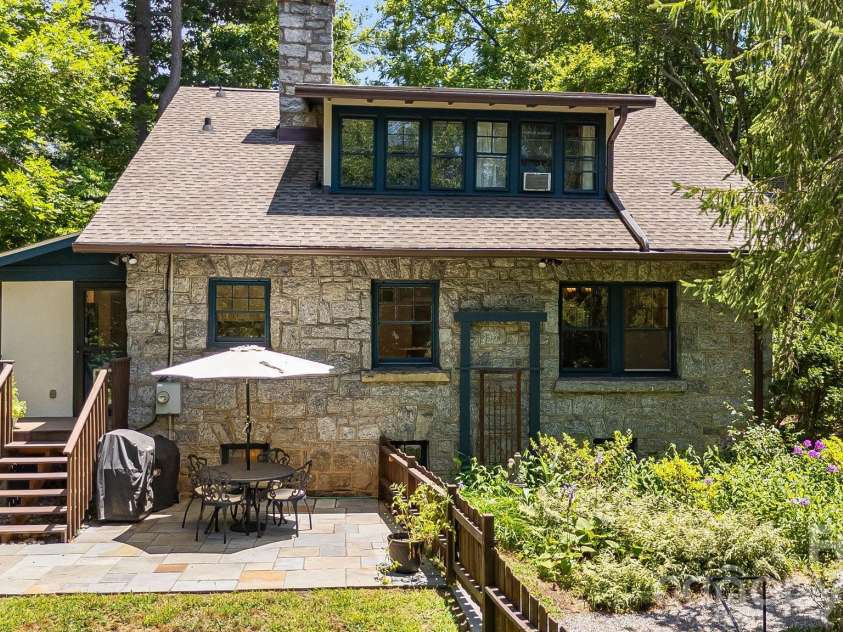25 B Saint Dunstans Circle, Asheville, NC 28803.  MLS# CAR4402252, YatesRealty ID 35815. 