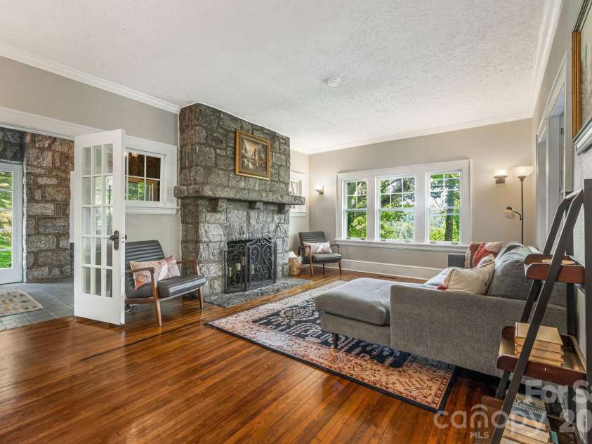 25 B Saint Dunstans Circle, Asheville, NC 28803.  MLS# CAR4402252, YatesRealty ID 35815. 