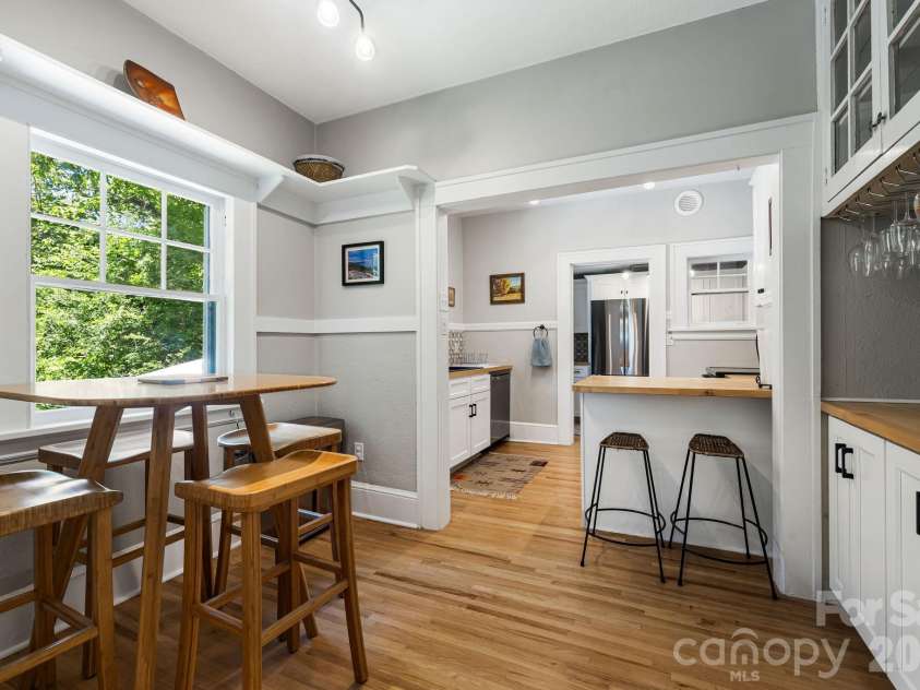 25 B Saint Dunstans Circle, Asheville, NC 28803.  MLS# CAR4402252, YatesRealty ID 35815. 