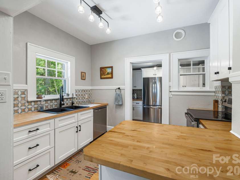 25 B Saint Dunstans Circle, Asheville, NC 28803.  MLS# CAR4402252, YatesRealty ID 35815. 