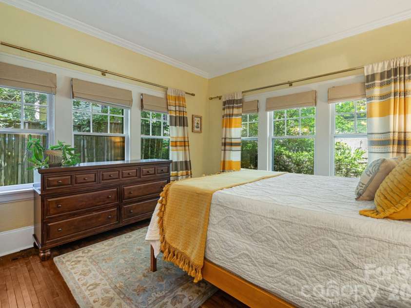 25 B Saint Dunstans Circle, Asheville, NC 28803.  MLS# CAR4402252, YatesRealty ID 35815. 