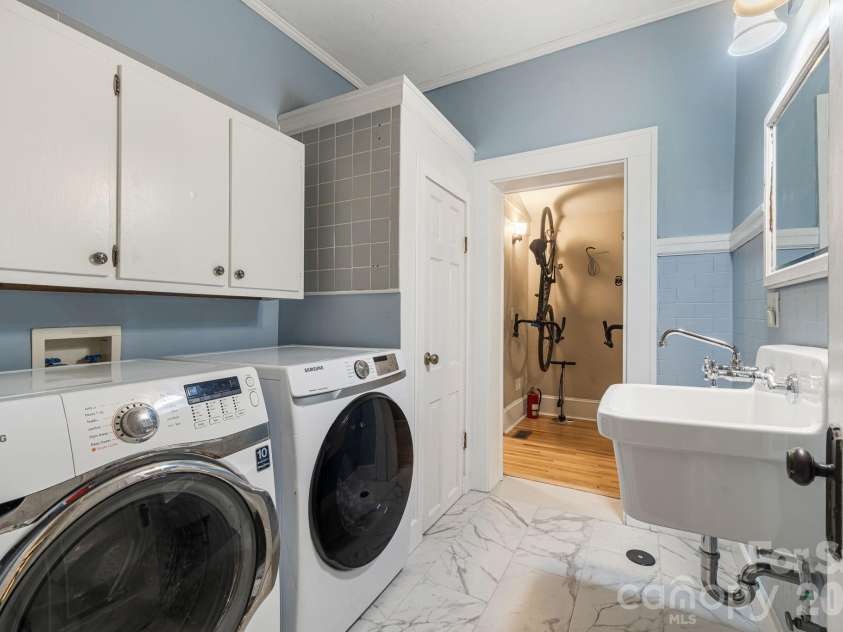 25 B Saint Dunstans Circle, Asheville, NC 28803.  MLS# CAR4402252, YatesRealty ID 35815. 