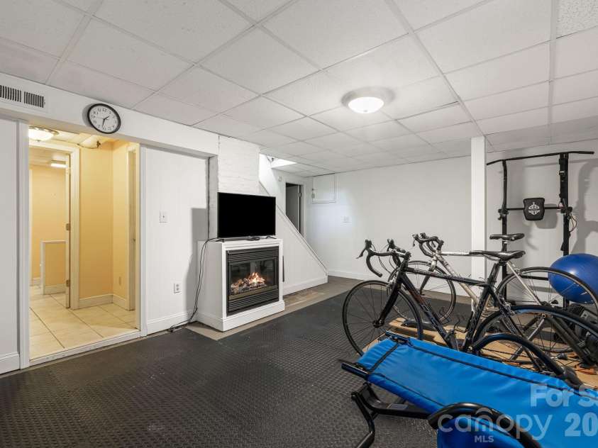 25 B Saint Dunstans Circle, Asheville, NC 28803.  MLS# CAR4402252, YatesRealty ID 35815. 
