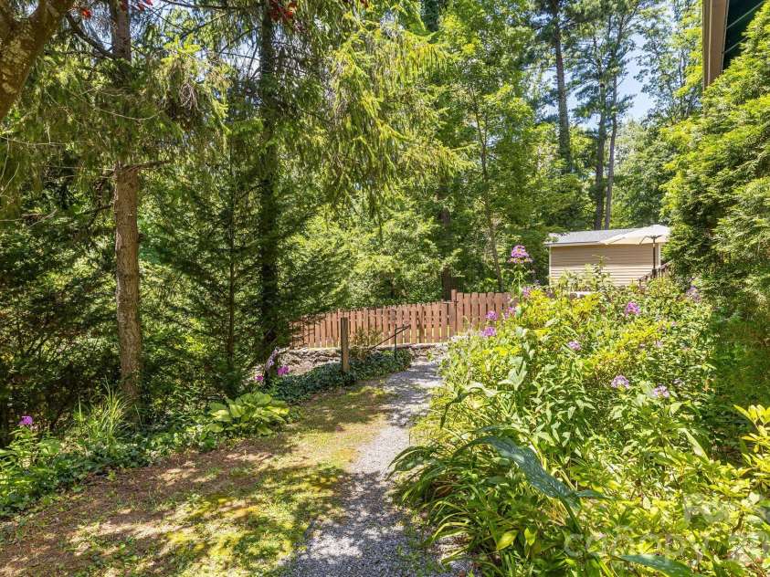 25 B Saint Dunstans Circle, Asheville, NC 28803.  MLS# CAR4402252, YatesRealty ID 35815. 
