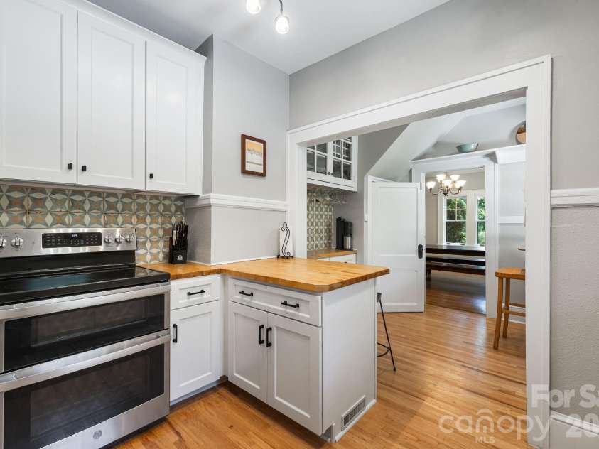25 B Saint Dunstans Circle, Asheville, NC 28803.  MLS# CAR4402252, YatesRealty ID 35815. 