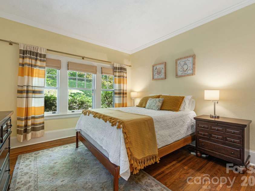 25 B Saint Dunstans Circle, Asheville, NC 28803.  MLS# CAR4402252, YatesRealty ID 35815. 