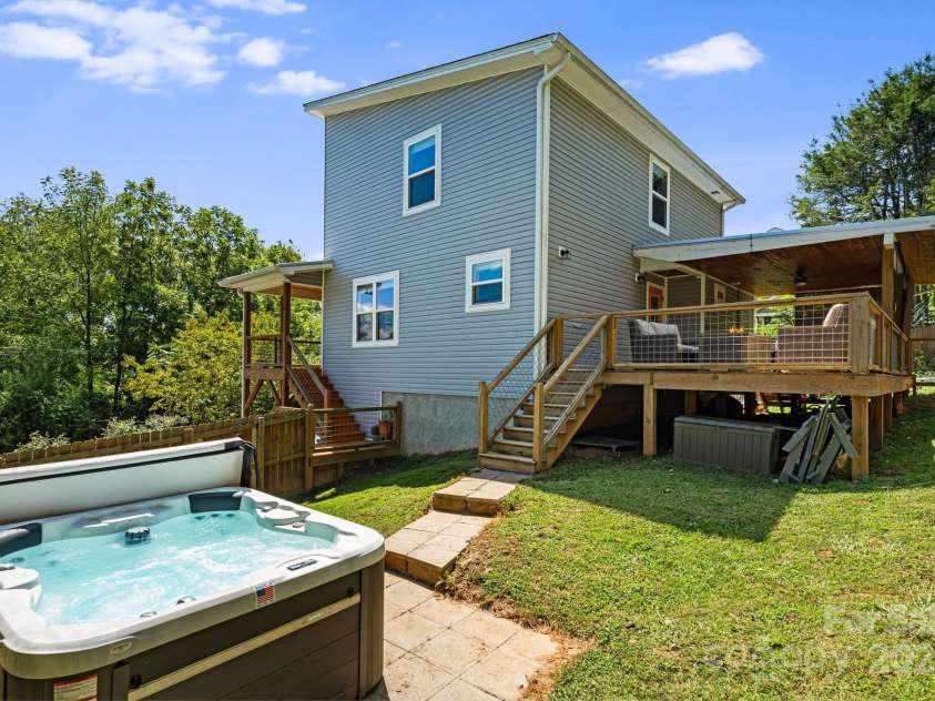 14 3rd Street, Asheville, NC 28803.  MLS# CAR4297140, YatesRealty ID 3582. 5 person hot tub