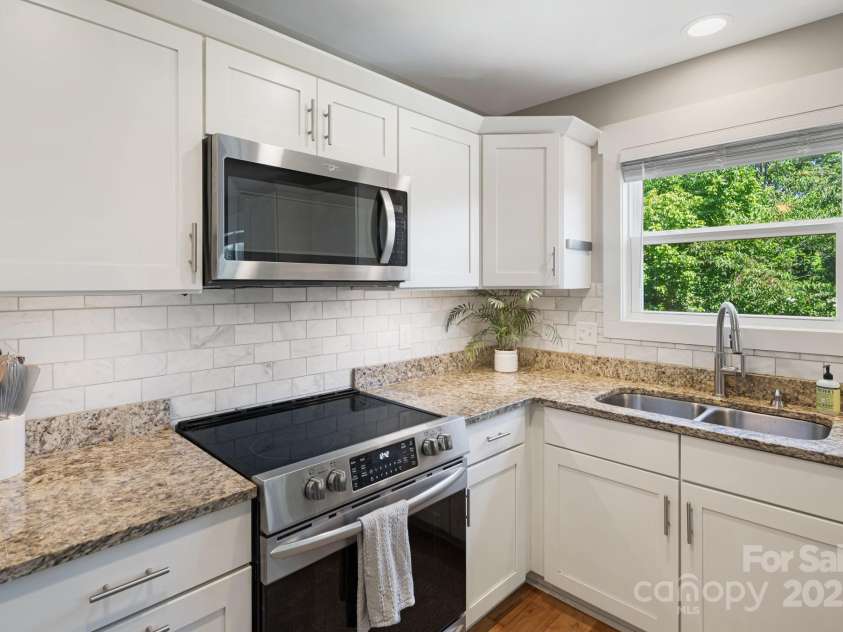 14 3rd Street, Asheville, NC 28803.  MLS# CAR4297140, YatesRealty ID 3582. 