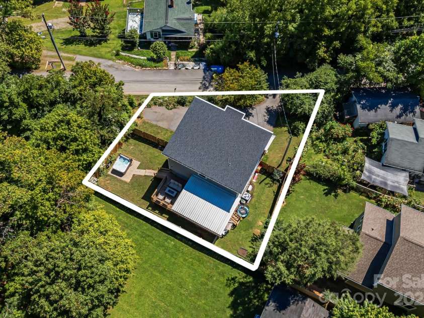 14 3rd Street, Asheville, NC 28803.  MLS# CAR4297140, YatesRealty ID 3582. Fully fenced in yard with privacy fence 