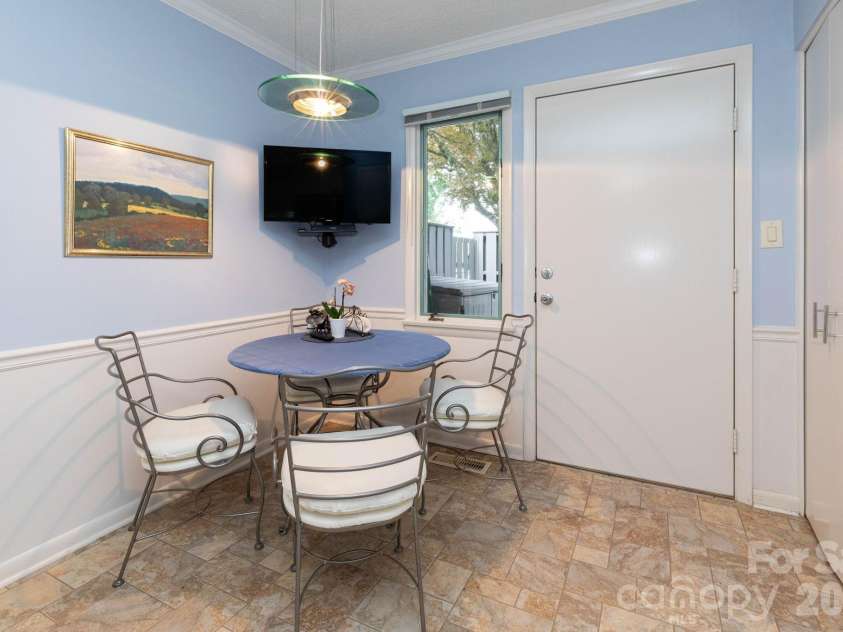 301 Crowfields Lane, Asheville, NC 28803.  MLS# CAR4399895, YatesRealty ID 35820. Breakfast nook