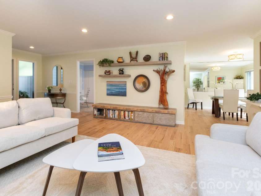 301 Crowfields Lane, Asheville, NC 28803.  MLS# CAR4399895, YatesRealty ID 35820. Entry