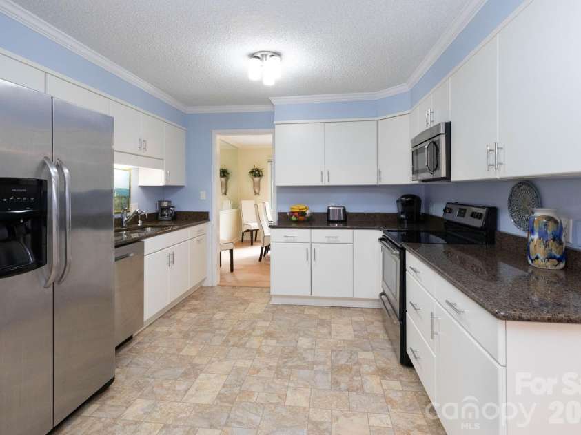 301 Crowfields Lane, Asheville, NC 28803.  MLS# CAR4399895, YatesRealty ID 35820. Flowing kitchen