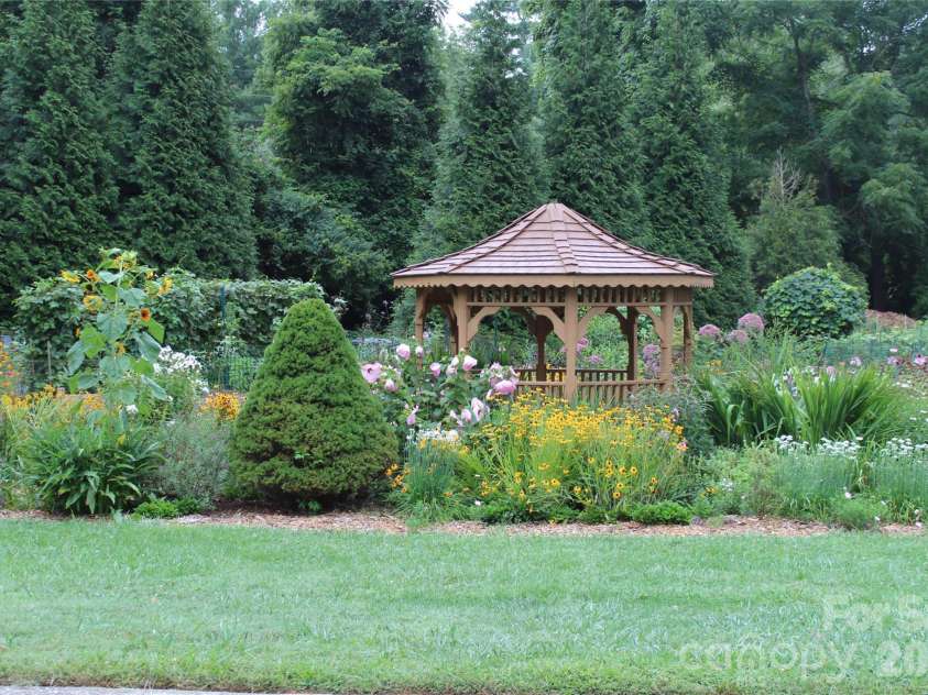 301 Crowfields Lane, Asheville, NC 28803.  MLS# CAR4399895, YatesRealty ID 35820. Garden Area