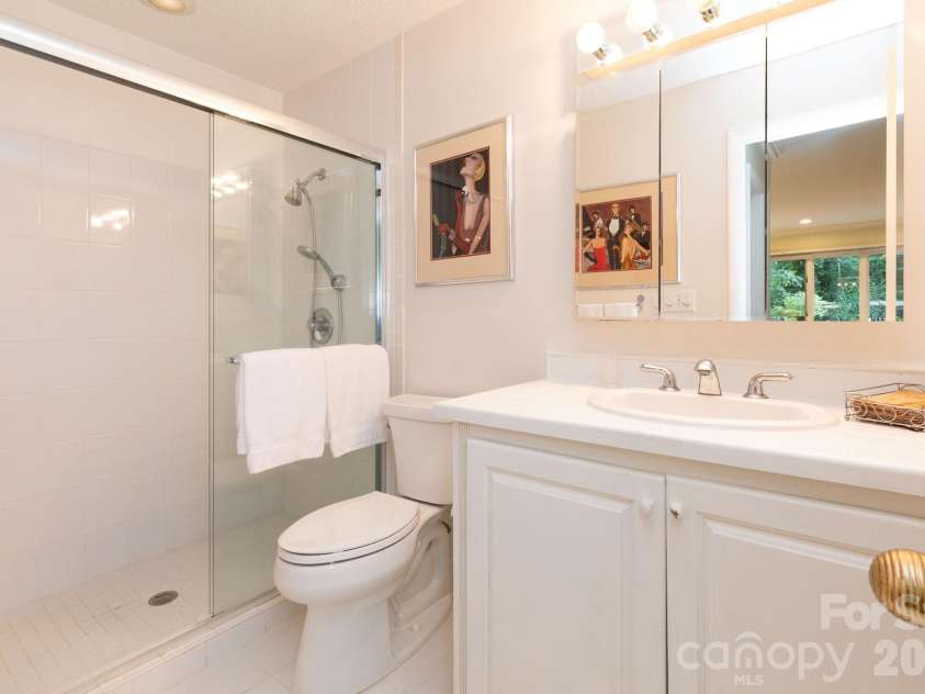 301 Crowfields Lane, Asheville, NC 28803.  MLS# CAR4399895, YatesRealty ID 35820. Primary En Suite