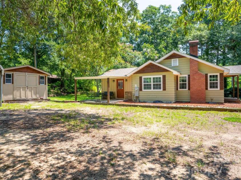 7193 Kershaw Camden Highway, Kershaw, SC 29067.  MLS# CAR4399543, YatesRealty ID 35821. Side of Home